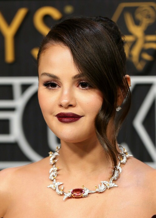 Selena Gomez | 75th Primetime Emmy Awards at the Peacock Theater in LA - 15.01.2024

Selena Gomez channels her namesake at the 2024 Emmys with an updo and red lip

Through her Emmys glam, the modern pop icon paid tribute to a successful Texan music icon

All Texas girls grow up admiring the late music star Selena Quintanilla, also known as the “Queen of Tejano Music”. Case in point: Selena Gomez arriving at the 2024 Emmys. The flattering resemblance proved to us that the modern-day star, despite her love for the Upper East Side, is a true Texan at heart. Fun fact? The famed pop singer, child actress and thriving businesswoman was actually named after the influential Quintanilla (something she previously revealed on an episode of Selena + Chef).

Tonight, Gomez took the Selena likeness to the next level by channelling one of Quintanilla’s most iconic beauty looks from the 1994 Grammys. First there’s the sexy but piece-y ’90s up-do—complete with a tendril bang curled to perfectly highlight Gomez’s glowing face—done by longtime hairstylist Marissa Marino. Then there’s the jewellery: whether in dazzling earrings or a show-stopping necklace, both women knew that sparkles are key to a good night on the red carpet. But most important is the red lip. For Quintanilla, it was a trademark beauty look, while for Gomez, tonight’s vampy dark berry lip is almost certainly from her own brand, Rare Beauty.

Perhaps Gomez is also trying to channel some of Quintanilla’s good luck. On that night in 1994, the elder Selena won best Mexican American album for Live, which finally earned her some recognition from mainstream society beyond her Spanish-language market. Tonight at the 2024 Emmys, Gomez is nominated for her fine work as an executive producer for Only Murders in the Building. Only time will tell if it pays off, but either way she found a winning beauty look.

vogue

#SelenaGomez