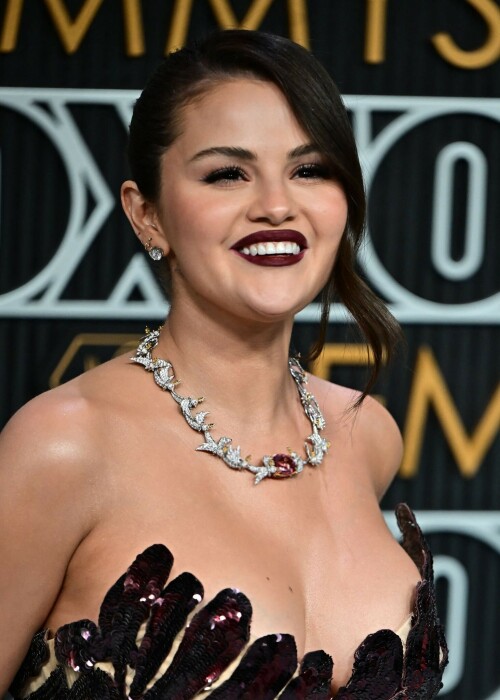 Selena Gomez | 75th Primetime Emmy Awards at the Peacock Theater in LA - 15.01.2024

Selena Gomez channels her namesake at the 2024 Emmys with an updo and red lip

Through her Emmys glam, the modern pop icon paid tribute to a successful Texan music icon

All Texas girls grow up admiring the late music star Selena Quintanilla, also known as the “Queen of Tejano Music”. Case in point: Selena Gomez arriving at the 2024 Emmys. The flattering resemblance proved to us that the modern-day star, despite her love for the Upper East Side, is a true Texan at heart. Fun fact? The famed pop singer, child actress and thriving businesswoman was actually named after the influential Quintanilla (something she previously revealed on an episode of Selena + Chef).

Tonight, Gomez took the Selena likeness to the next level by channelling one of Quintanilla’s most iconic beauty looks from the 1994 Grammys. First there’s the sexy but piece-y ’90s up-do—complete with a tendril bang curled to perfectly highlight Gomez’s glowing face—done by longtime hairstylist Marissa Marino. Then there’s the jewellery: whether in dazzling earrings or a show-stopping necklace, both women knew that sparkles are key to a good night on the red carpet. But most important is the red lip. For Quintanilla, it was a trademark beauty look, while for Gomez, tonight’s vampy dark berry lip is almost certainly from her own brand, Rare Beauty.

Perhaps Gomez is also trying to channel some of Quintanilla’s good luck. On that night in 1994, the elder Selena won best Mexican American album for Live, which finally earned her some recognition from mainstream society beyond her Spanish-language market. Tonight at the 2024 Emmys, Gomez is nominated for her fine work as an executive producer for Only Murders in the Building. Only time will tell if it pays off, but either way she found a winning beauty look.

vogue

#SelenaGomez