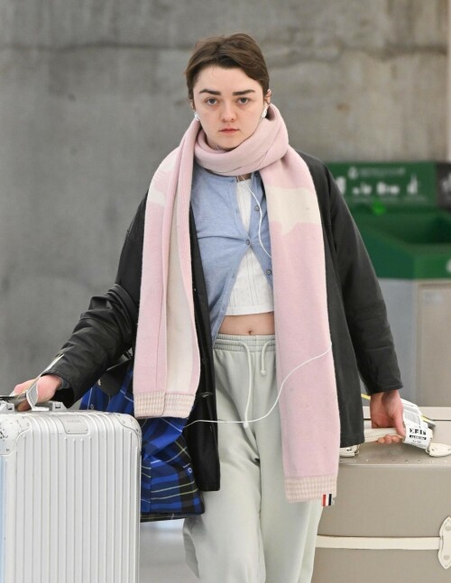 Maisie Williams | Touches down at JFK airport in New York - 11.02.2024

12 HQ pics: http://kosty555.info/index.php?showtopic=304857