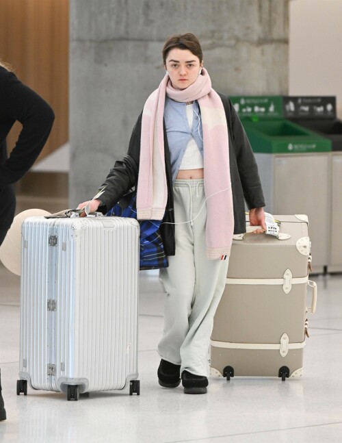 Maisie Williams | Touches down at JFK airport in New York - 11.02.2024

12 HQ pics: http://kosty555.info/index.php?showtopic=304857