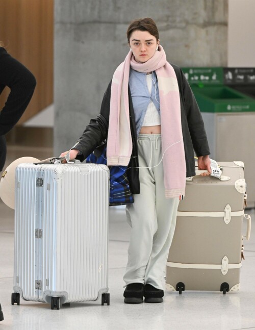 Maisie Williams | Touches down at JFK airport in New York - 11.02.2024

12 HQ pics: http://kosty555.info/index.php?showtopic=304857