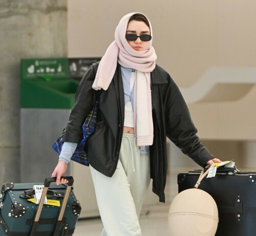 Maisie Williams | Touches down at JFK airport in New York - 11.02.2024

12 HQ pics: http://kosty555.info/index.php?showtopic=304857