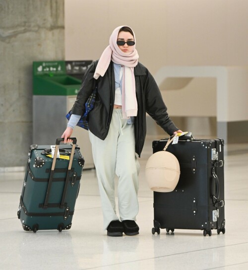 Maisie Williams | Touches down at JFK airport in New York - 11.02.2024

12 HQ pics: http://kosty555.info/index.php?showtopic=304857