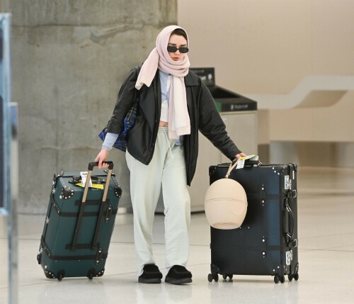 Maisie Williams | Touches down at JFK airport in New York - 11.02.2024

12 HQ pics: http://kosty555.info/index.php?showtopic=304857