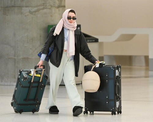 Maisie Williams | Touches down at JFK airport in New York - 11.02.2024

12 HQ pics: http://kosty555.info/index.php?showtopic=304857
