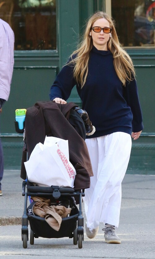 Jennifer Lawrence | Steps out on Easter Sunday for a playdate at the park in Manhattan’s West Village neighborhood - 31.03.2024

5 HQ pics: http://kosty555.info/index.php?showtopic=306336