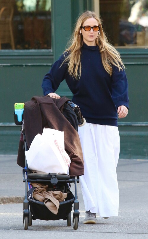 Jennifer Lawrence | Steps out on Easter Sunday for a playdate at the park in Manhattan’s West Village neighborhood - 31.03.2024

5 HQ pics: http://kosty555.info/index.php?showtopic=306336
