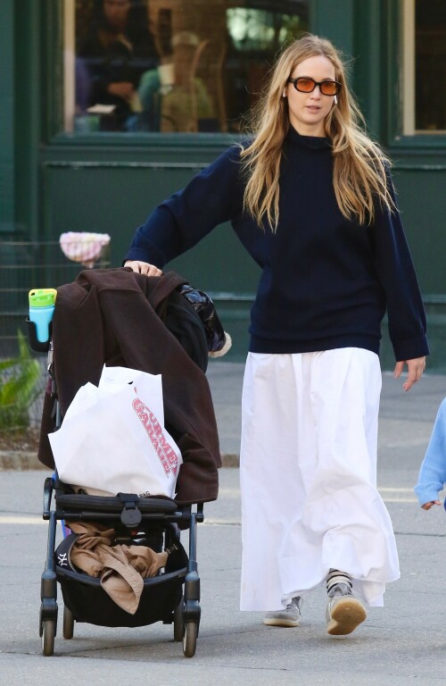 Jennifer Lawrence | Steps out on Easter Sunday for a playdate at the park in Manhattan’s West Village neighborhood - 31.03.2024

5 HQ pics: http://kosty555.info/index.php?showtopic=306336