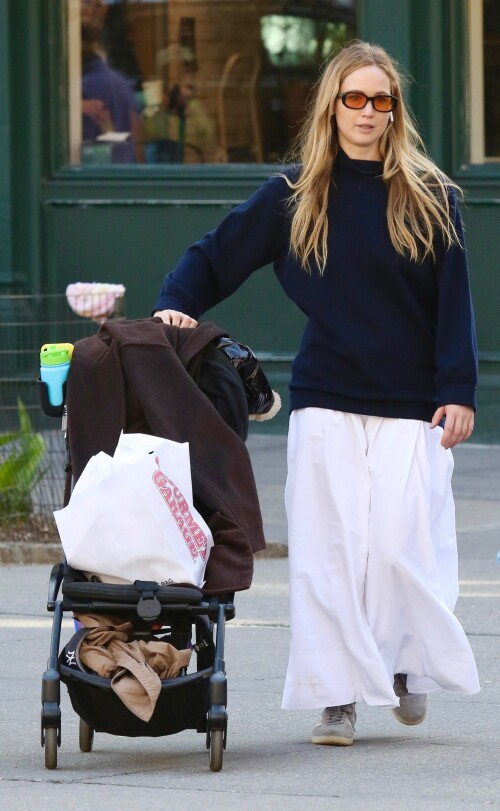 Jennifer Lawrence | Steps out on Easter Sunday for a playdate at the park in Manhattan’s West Village neighborhood - 31.03.2024

5 HQ pics: http://kosty555.info/index.php?showtopic=306336