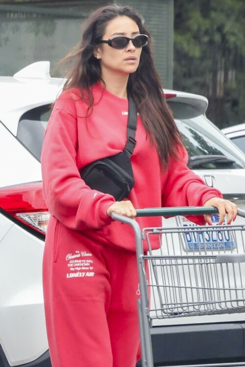 Shay Mitchell | Rocks a red Lonely Air ensemble during a grocery run at Lazy Acres in Los Angeles - 14.04.2024

12 HQ pics: http://kosty555.info/index.php?showtopic=306678



Outfit: Lonely Ghost x Beis Text Me when You Land Crewneck Sweater, Lonely Ghost x Beis Lonely Air Wide Leg Sweatpants in Red, Beis the Sport Sling in Black