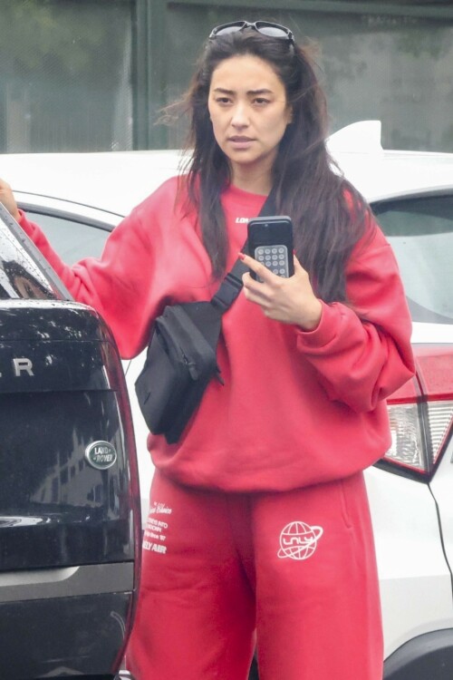 Shay Mitchell | Rocks a red Lonely Air ensemble during a grocery run at Lazy Acres in Los Angeles - 14.04.2024

12 HQ pics: http://kosty555.info/index.php?showtopic=306678



Outfit: Lonely Ghost x Beis Text Me when You Land Crewneck Sweater, Lonely Ghost x Beis Lonely Air Wide Leg Sweatpants in Red, Beis the Sport Sling in Black