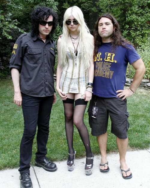 Taylor-Momsen-The-Pretty-Reckless-Portrait-Session-in-Boston-by-Robert-E.-Klein---July-13-2010-1e91becbbc6dbe32d.jpeg