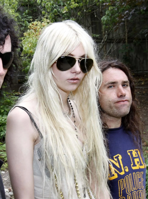 Taylor-Momsen-The-Pretty-Reckless-Portrait-Session-in-Boston-by-Robert-E.-Klein---July-13-2010-29a501f3b00b3173f