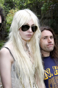 Taylor-Momsen-The-Pretty-Reckless-Portrait-Session-in-Boston-by-Robert-E.-Klein---July-13-2010-29a501f3b00b3173f