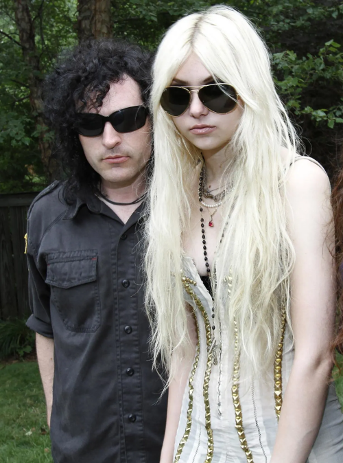 Taylor-Momsen-The-Pretty-Reckless-Portrait-Session-in-Boston-by-Robert-E.-Klein---July-13-2010-35a9ac7f67b9674d9