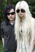 Taylor-Momsen-The-Pretty-Reckless-Portrait-Session-in-Boston-by-Robert-E.-Klein---July-13-2010-35a9ac7f67b9674d9