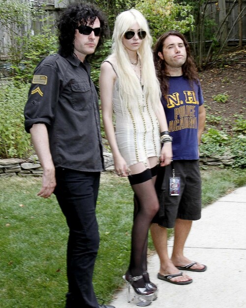 Taylor-Momsen-The-Pretty-Reckless-Portrait-Session-in-Boston-by-Robert-E.-Klein---July-13-2010-40ae6b83e6340c455