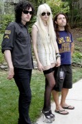 Taylor-Momsen-The-Pretty-Reckless-Portrait-Session-in-Boston-by-Robert-E.-Klein---July-13-2010-40ae6b83e6340c455