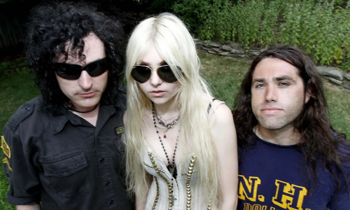 Taylor-Momsen-The-Pretty-Reckless-Portrait-Session-in-Boston-by-Robert-E.-Klein---July-13-2010-5af3b031b99baa889.png