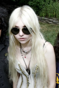 Taylor-Momsen-The-Pretty-Reckless-Portrait-Session-in-Boston-by-Robert-E.-Klein---July-13-2010-5af3b031b99baa889