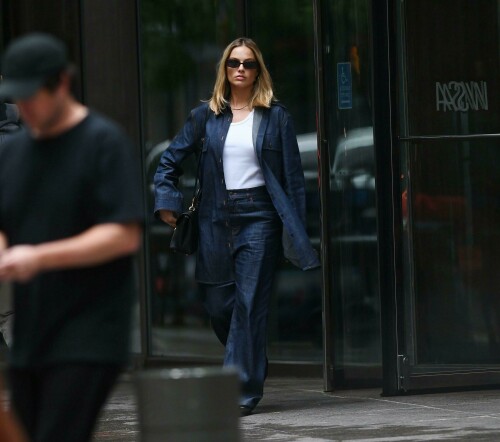 Margot Robbie | Out in New York City - 07.06.2024

More HQ pics: http://kosty555.info/index.php?showtopic=307778