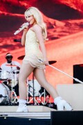 Sabrina-Carpenter-2024-Governors-Ball-in-Queens_HQpics.space_1509c08d5d697df062