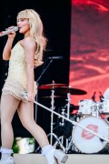 Sabrina-Carpenter-2024-Governors-Ball-in-Queens_HQpics.space_585fd0eaf1a998417