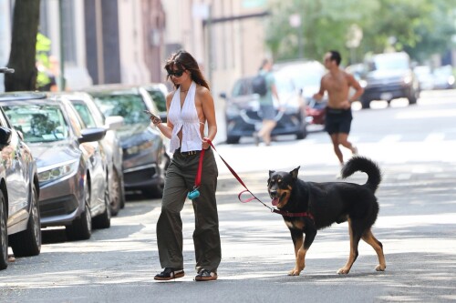 Emily Ratajkowski | NYC Candids - 11.08.2024

11 HQ pics: http://kosty555.info/index.php?showtopic=308678