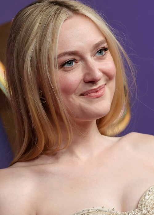 DakotaFanning_EmmyAwards2024_18ba15a657862fbdda.jpeg