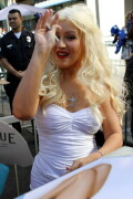 Christina-Aguilera---Walk-Of-Fame-Ceremony---Nov152010_104_22bb685ba1d468c43