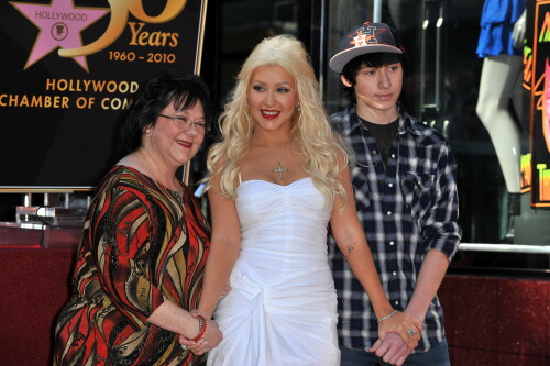 Christina-Aguilera---Walk-Of-Fame-Ceremony---Nov152010_112_293d58f49852485fa.jpeg