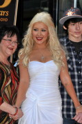 Christina-Aguilera---Walk-Of-Fame-Ceremony---Nov152010_112_293d58f49852485fa