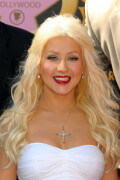 Christina-Aguilera---Walk-Of-Fame-Ceremony---Nov152010_118_23aeb596fcc694e24