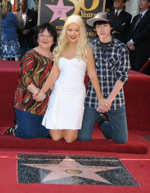 Christina-Aguilera---Walk-Of-Fame-Ceremony---Nov152010_119_2f4ee2f55af6152eb