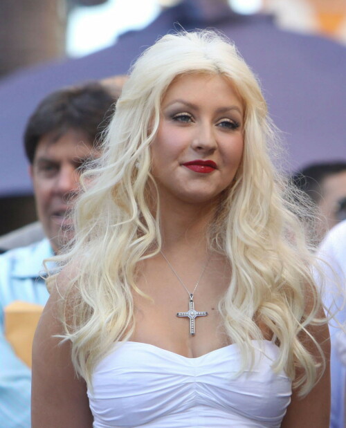 Christina-Aguilera---Walk-Of-Fame-Ceremony---Nov152010_11_284947937a1d35cab.jpeg