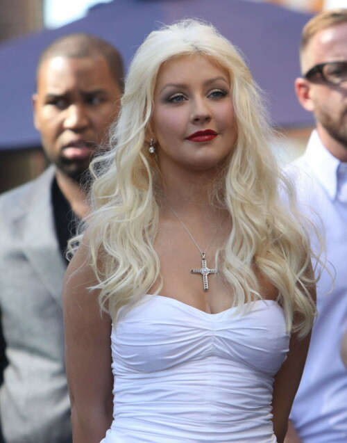 Christina-Aguilera---Walk-Of-Fame-Ceremony---Nov152010_12_2e8ccb64f3c0ad058.jpeg