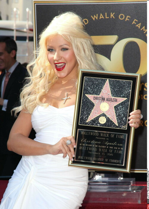 Christina-Aguilera---Walk-Of-Fame-Ceremony---Nov152010_137_2cd1ad1c4c102e438.jpeg