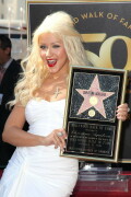 Christina-Aguilera---Walk-Of-Fame-Ceremony---Nov152010_137_2cd1ad1c4c102e438