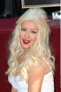 Christina-Aguilera---Walk-Of-Fame-Ceremony---Nov152010_139_2af23aa3c0e85e474