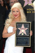 Christina-Aguilera---Walk-Of-Fame-Ceremony---Nov152010_142_24360bb0eb05d08f5