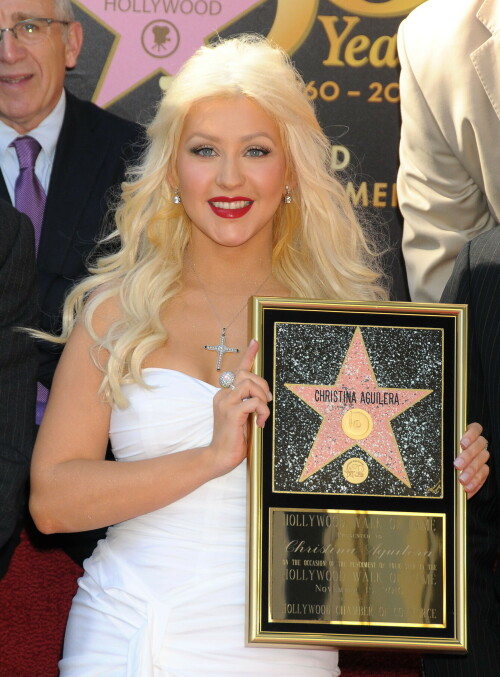 Christina-Aguilera---Walk-Of-Fame-Ceremony---Nov152010_153_20459131bd68a025d.jpeg