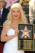 Christina-Aguilera---Walk-Of-Fame-Ceremony---Nov152010_153_20459131bd68a025d