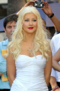 Christina-Aguilera---Walk-Of-Fame-Ceremony---Nov152010_156_2debb58e90a099bea