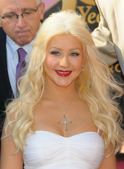 Christina-Aguilera---Walk-Of-Fame-Ceremony---Nov152010_158_23a270d6e54837487.jpeg