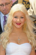 Christina-Aguilera---Walk-Of-Fame-Ceremony---Nov152010_158_23a270d6e54837487