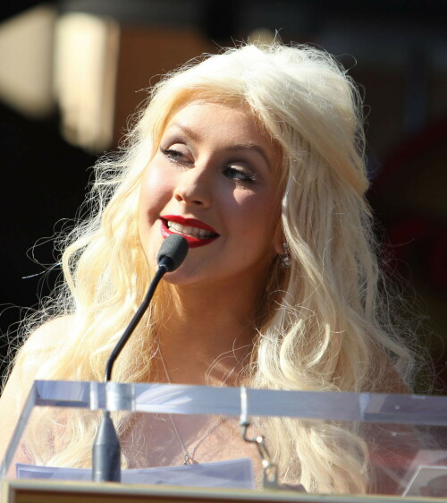 Christina-Aguilera---Walk-Of-Fame-Ceremony---Nov152010_15_2f01e64c04a2d73fa.jpeg