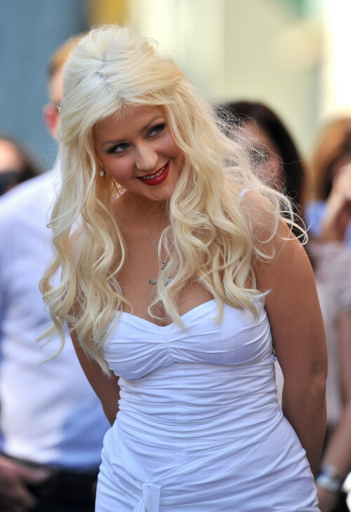 Christina-Aguilera---Walk-Of-Fame-Ceremony---Nov152010_161_2491020a9c2cd7b49