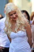 Christina-Aguilera---Walk-Of-Fame-Ceremony---Nov152010_161_2491020a9c2cd7b49