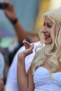 Christina-Aguilera---Walk-Of-Fame-Ceremony---Nov152010_162_2d1209e0f8c37fdad