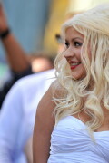 Christina-Aguilera---Walk-Of-Fame-Ceremony---Nov152010_163_2ac71b3d5c95fb253